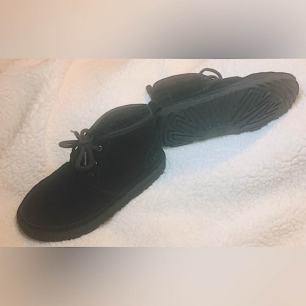 Boys Ugg nuemel size 2y Black